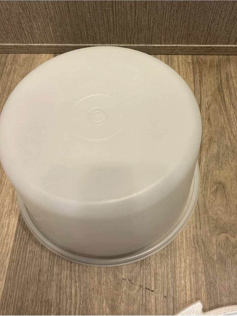 Tupperware cake carrier